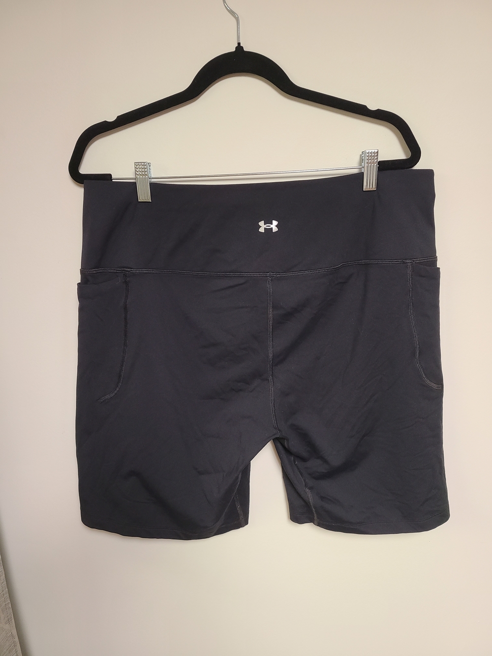 Under Armour Women's Charcoal Black Bike Shorts with Pockets